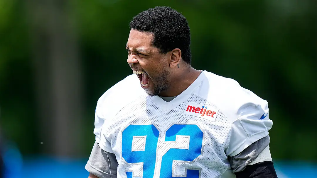 Bears officially sign veteran pass rusher Marcus Davenport