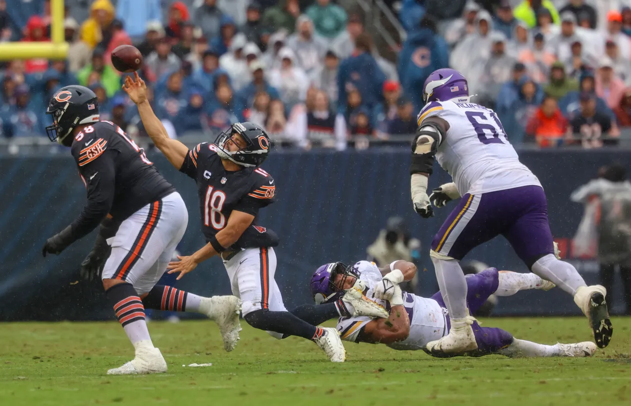 Bears' stunning Week 2 collapse gets worse with Caleb Williams injury